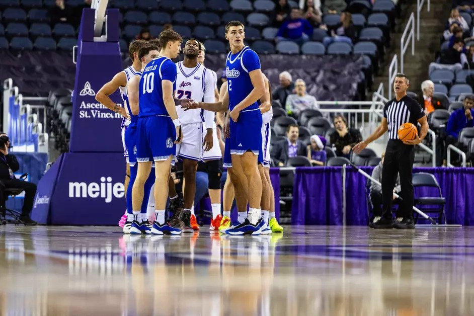 Drake’s Jaehshon Thomas scores 18 to help Bulldogs slip past Evansville 66-65