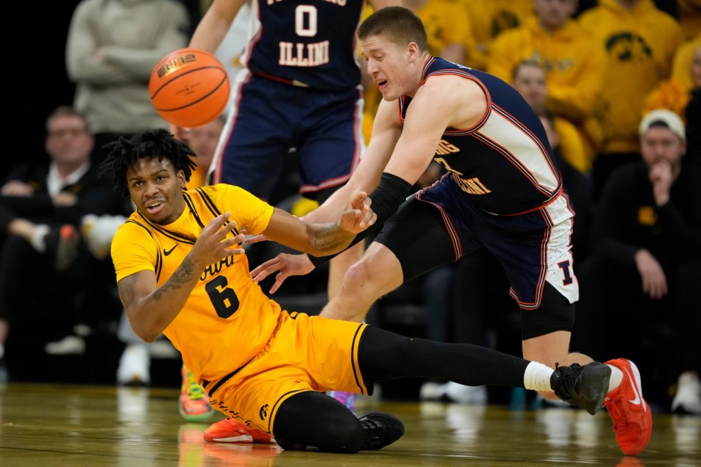 No. 16 Illinois builds big early lead, then holds off No. 19 Iowa,&nbsp;75-69