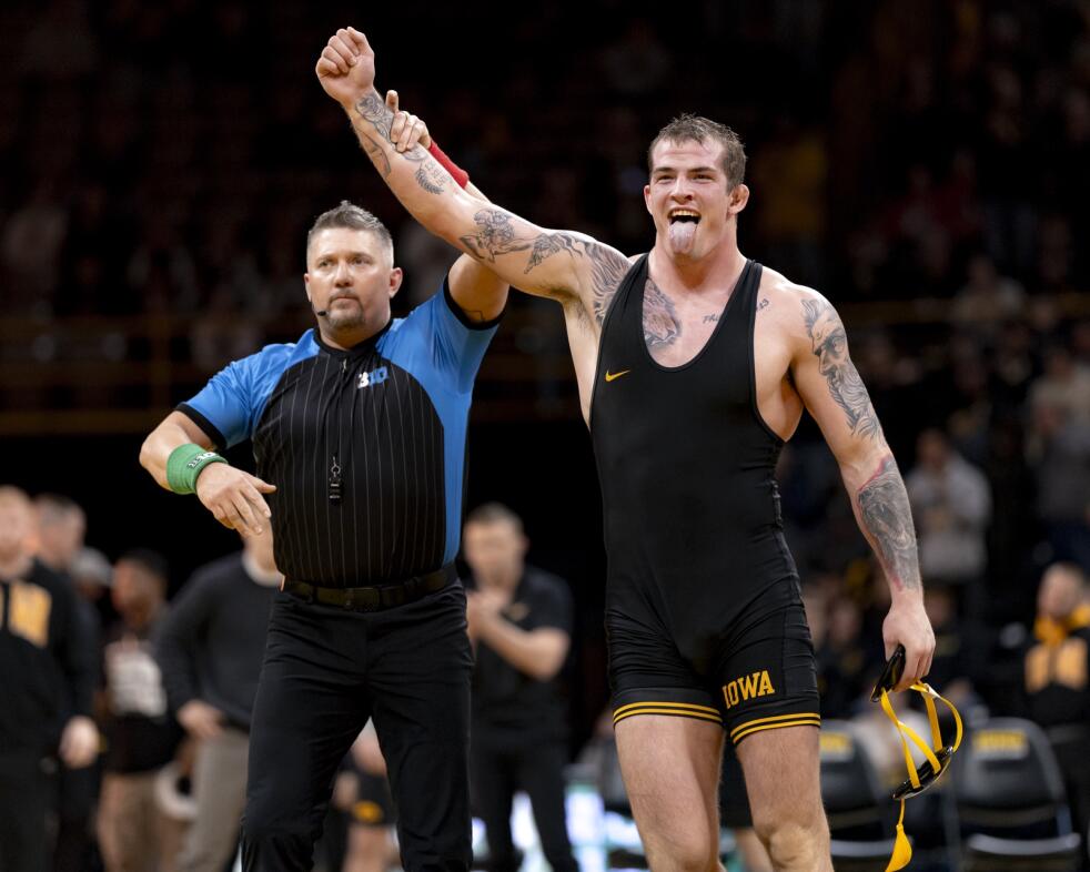 No. 4 Iowa wrestling defeated No. 18 Wisconsin 23-12 in Big Ten&nbsp;opener