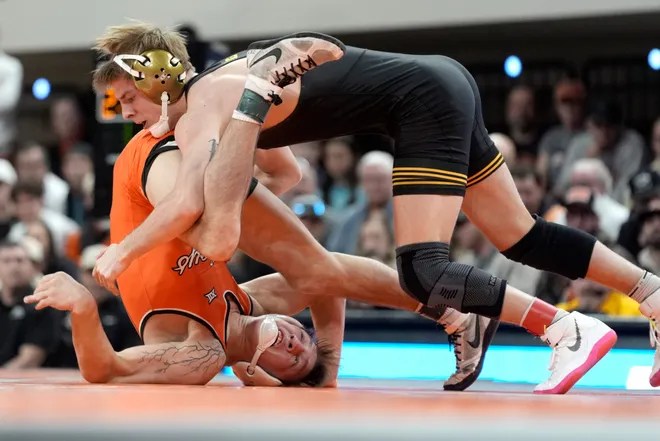 No. 3 Oklahoma State outscores No. 7 Iowa wrestling&nbsp;32-11